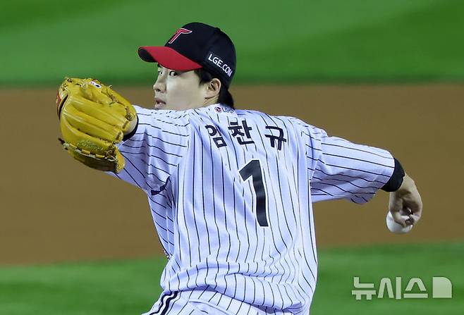 [서울=뉴시스] 홍효식 기자 = 27일 오후 서울 송파구 잠실야구장에서 열린 2025 KBO 한국시리즈 2차전 한화 이글스와 LG 트윈스의 경기, 1회초 LG 선발투수 임찬규가 공을 던지고 있다. 2025.10.27. yesphoto@newsis.com