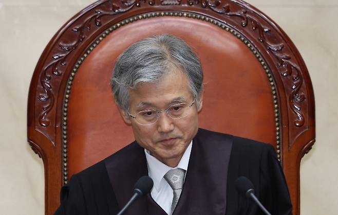 조희대 대법원장이 23일 서울 서초구 대법원에서 열린 전원합의체에 입장, 착석하고 있다. 연합뉴스