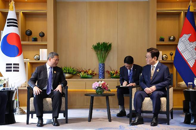 이재명 대통령과 훈 마네트 캄보디아 총리가 27일 말레이시아 쿠알라룸푸르 한 호텔에서 정상회담을 하고 있다. 연합뉴스