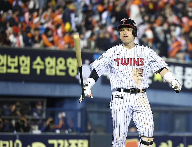 27일 서울 잠실야구장에서 열린 2025 프로야구 한국시리즈 한화 이글스 대 LG 트윈스 2차전. 3회 말 2사 1루 때 LG 박동원이 2점 홈런을 친 후 배트 플립을 하고 있다. 연합뉴스
