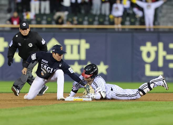27일 서울 잠실야구장에서 열린 2025 프로야구 한국 시리즈 한화 이글스 대 LG 트윈스 2차전. 2회말 만루 LG 박동원이 2타점 적시타를 친 뒤 2루에 세이프되고 있다. 연합뉴스