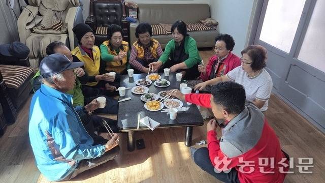 전북 순창군 인계면 용암마을 주민들이 마을회관에 모여 내년부터 시행될 ‘농어촌 기본소득’에 대한 담소를 나누고 있다.