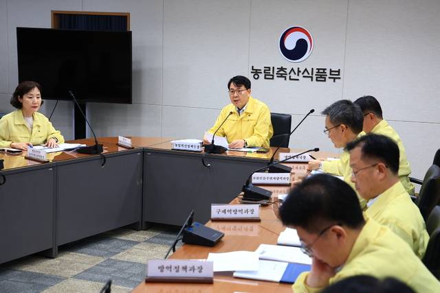 김정욱 농림축산식품부 농업혁신정책실장(왼쪽 두번째)이 27일 정부세종청사에서 열린 방역대책 회의에서 발언하고 있다. 농림축산식품부