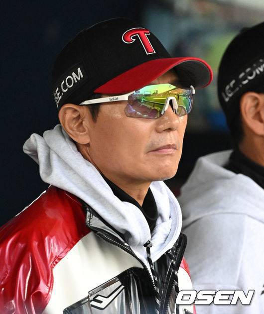 [OSEN=잠실, 이대선 기자] LG가 시리즈 기선을 제대로 제압하고 우승확률 73.2%를 따냈다. 프로야구 LG 트윈스는 26일 서울 잠실구장에서 열린 2025 신한 SOL뱅크 KBO 한국시리즈(7전 4선승제) 한화 이글스와의 1차전에서 8-2로 승리했다. 9회초 한화 선수들이 그라운드를 바라보고 있다. 2025.10.26 /sunday@osen.co.kr