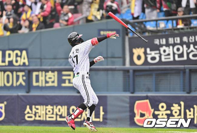 [OSEN=잠실, 박준형 기자] 박해민이 솔로홈런을 날리고 방망이를 던지고 있다.