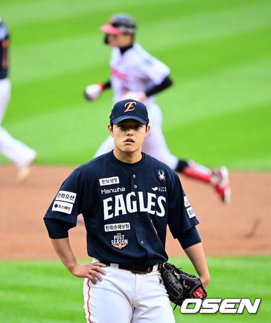 [OSEN=잠실, 지형준 기자] 문동주가 박해민에 우월 솔로포를 허용하며 아쉬워하고 있다.