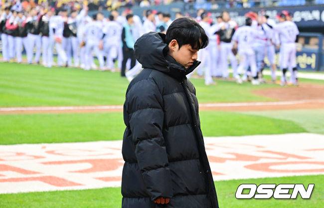 [OSEN=잠실, 박준형 기자] 한 달 가까이 쉰 정규시즌 1위팀이 한국시리즈 1차전에서 이렇게 맹타를 휘두른 경기가 있었나. LG가 시리즈 기선을 제대로 제압하고 우승확률 73.2%를 따냈다. 프로야구 LG 트윈스는 26일 서울 잠실구장에서 열린 2025 신한 SOL뱅크 KBO 한국시리즈(7전 4선승제) 한화 이글스와의 1차전에서 8-2로 승리했다. 경기종료후 한화 문동주가 패배에 아쉬워하고 있다.  2025.10.26 / soul1014@osen.co.kr