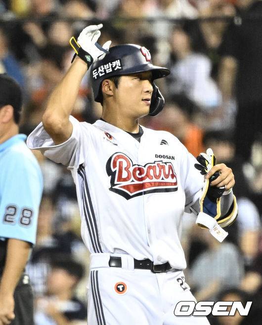 [OSEN=잠실, 조은정 기자]23일 오후 서울 잠실야구장에서 2025 신한 SOL Bank KBO리그 두산 베어스와 한화 이글스의 경기가 열렸다.이날 두산은 최민석, 한화는 황준서를 선발로 내세웠다.5회말 2사 3루 두산 김대한이 적시타 세리머니를 하고 있다. 2025.07.23 /cej@osen.co.kr