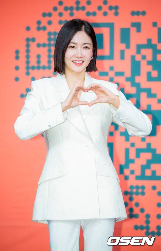 [OSEN=민경훈 기자] 27일 오전 여의도 KBS 본관 TV스튜디오 TS-1에서 KBS 새 예능 ‘누난 내게 여자야’ 제작발표회가 진행됐다.KBS2 새 예능 ‘누난 내게 여자야’는 사랑 앞에 과감하고 솔직한 연상연하 남녀들의 도발적이고 진솔한 연애세포 재생 리얼리티로, ‘누나 대표’ 한혜진과 황우슬혜, ‘연하남 대표’ 장우영과 수빈이 출연한다.황우슬혜가 입장하며 포즈를 취하고 있다. 2025.10.27 / rumi@osen.co.kr