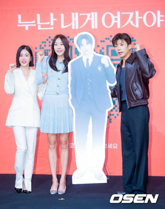 [OSEN=민경훈 기자] 27일 오전 여의도 KBS 본관 TV스튜디오 TS-1에서 KBS 새 예능 ‘누난 내게 여자야’ 제작발표회가 진행됐다.KBS2 새 예능 ‘누난 내게 여자야’는 사랑 앞에 과감하고 솔직한 연상연하 남녀들의 도발적이고 진솔한 연애세포 재생 리얼리티로, ‘누나 대표’ 한혜진과&nbsp;황우슬혜, ‘연하남 대표’&nbsp;장우영과&nbsp;수빈이 출연한다.배우 황우슬혜, 한혜진, 우영(2PM)이 입장하며 포즈를 취하고 있다. 2025.10.27 / rumi@osen.co.kr