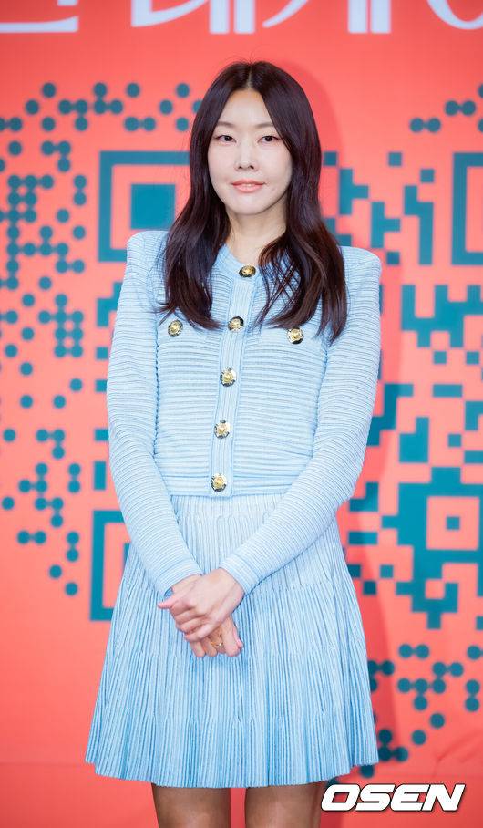 [OSEN=민경훈 기자] 27일 오전 여의도 KBS 본관 TV스튜디오 TS-1에서 KBS 새 예능 ‘누난 내게 여자야’ 제작발표회가 진행됐다.KBS2 새 예능 ‘누난 내게 여자야’는 사랑 앞에 과감하고 솔직한 연상연하 남녀들의 도발적이고 진솔한 연애세포 재생 리얼리티로, ‘누나 대표’ 한혜진과 황우슬혜, ‘연하남 대표’ 장우영과 수빈이 출연한다.한혜진이 입장하며 포즈를 취하고 있다. 2025.10.27 / rumi@osen.co.kr