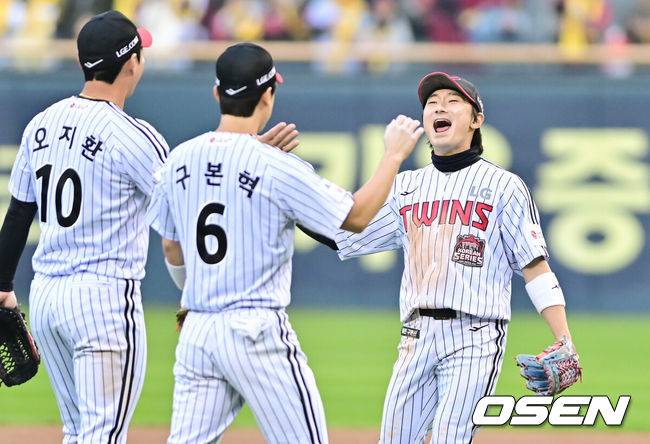 [OSEN=잠실, 박준형 기자] 한 달 가까이 쉰 정규시즌 1위팀이 한국시리즈 1차전에서 이렇게 맹타를 휘두른 경기가 있었나. LG가 시리즈 기선을 제대로 제압하고 우승확률 73.2%를 따냈다.&nbsp;프로야구 LG 트윈스는 26일 서울 잠실구장에서 열린 2025 신한 SOL뱅크 KBO 한국시리즈(7전 4선승제) 한화 이글스와의 1차전에서 8-2로 승리했다.&nbsp;경기종료후 LG 선수들이 승리의 기쁨을 나누고 있다.   2025.10.26 / soul1014@osen.co.kr