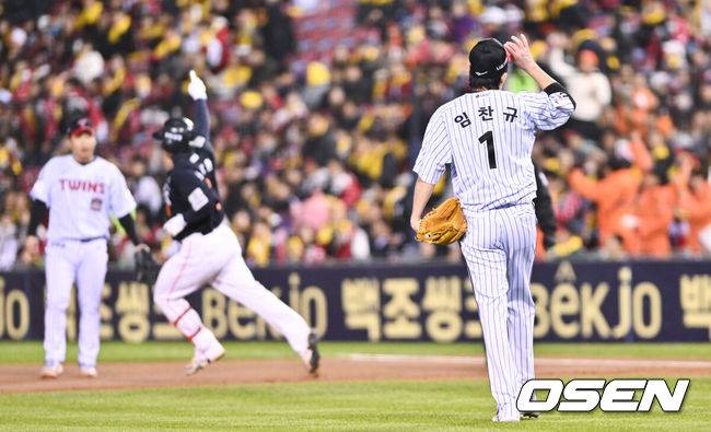 [OSEN=잠실, 박준형 기자] 27일 오후 서울 잠실야구장에서 2025 신한 SOL Bank KBO리그 포스트시즌 한국시리즈 2차전 LG 트윈스와 한화 이글스의 경기가 열렸다.LG는 임찬규, 한화는 류현진을 선발 투수로 내세웠다.1회초 백투백 홈런 허용한 LG 선발투수 임찬규가 아쉬워하고 있다. 2025.10.27 / soul1014@osen.co.kr