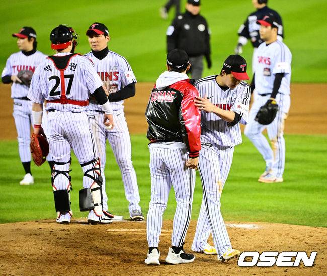 [OSEN=잠실, 지형준 기자] 27일 오후 서울 잠실야구장에서 2025 신한 SOL Bank KBO리그 포스트시즌 한국시리즈 2차전 LG 트윈스와 한화 이글스의 경기가 열렸다.LG는 임찬규, 한화는 류현진을 선발 투수로 내세웠다.4회초 1사 만루에서 LG 임찬규가 교체되고 있다. 2025.10.27 /jpnews@osen.co.kr