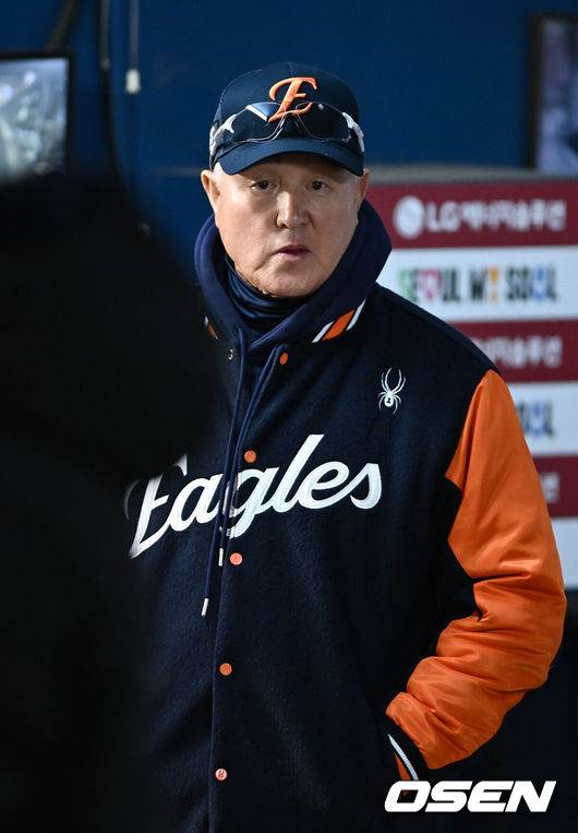 [OSEN=잠실, 박준형 기자] 27일 오후 서울 잠실야구장에서 2025 신한 SOL Bank KBO리그 포스트시즌 한국시리즈 2차전 LG 트윈스와 한화 이글스의 경기가 열렸다.LG는 임찬규, 한화는 류현진을 선발 투수로 내세웠다.2회말 이닝종료 후 한화 김경문 감독이 아쉬운 표정을 짓고 있다  2025.10.27 / soul1014@osen.co.kr
