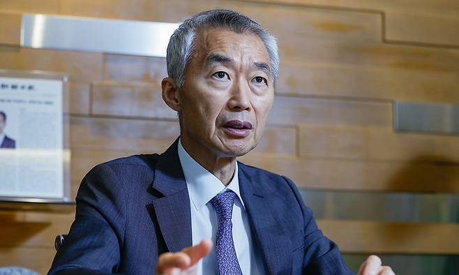 정창호 전 국제형사재판소(ICC) 재판관이 13일 서울 서초구 법무법인 송우 사무실에서 세계일보와 만나 국제기구에서 활동한 소감을 말하고 있다. 최상수 기자