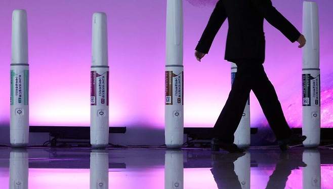 서울 용산구 그랜드하얏트 앞에 위고비 모형이 전시돼 있다. 뉴스1