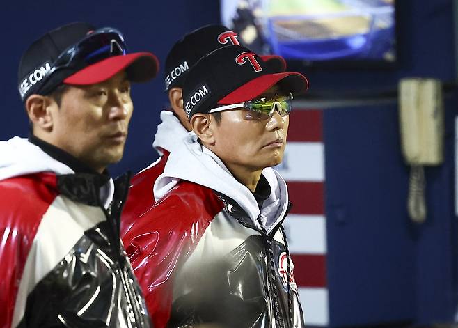 염경엽 LG 트윈스 감독이 27일 서울 송파구 잠실야구장에서 열린 2025 KBO 한국시리즈 2차전 한화 이글스와 LG 트윈스의 경기를 지켜보고 있다. 뉴시스