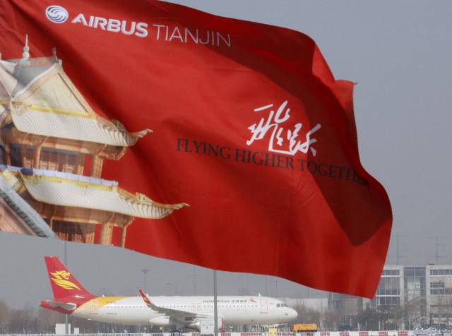 2016년 3월 2일 중국 톈진에서 열린 에어버스 A330 완공 및 배송 센터 기공식 행사장 근처에서 에어버스 깃발이 펄럭이고 있다. 로이터연합
