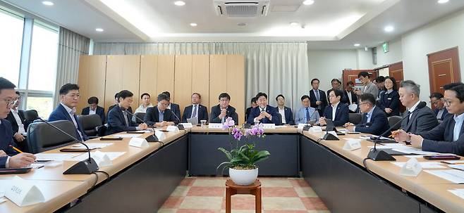 제주도와 기후에너지환경부가 10월24일 전력거래소에서 '2035 제주 탄소중립 추진 협의체' 발족식을 열고 있다. ⓒ제주도 제공