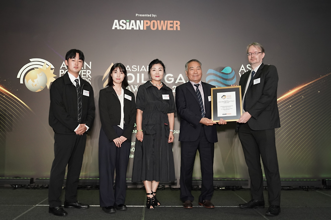 ​제주에너지공사가 10월23일 말레이시아 쿠알라룸푸르에서 '올해의 그린수소 프로젝트상' 골드(GOLD) 상을 수상하고 있다. ⓒ제주에너지공사 제공​