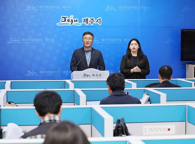 홍경효 제주시 도시건설국장이 10월24일 화북상업지역 도시개발사업에 관해 브리핑하고 있다. ⓒ제주시 제공