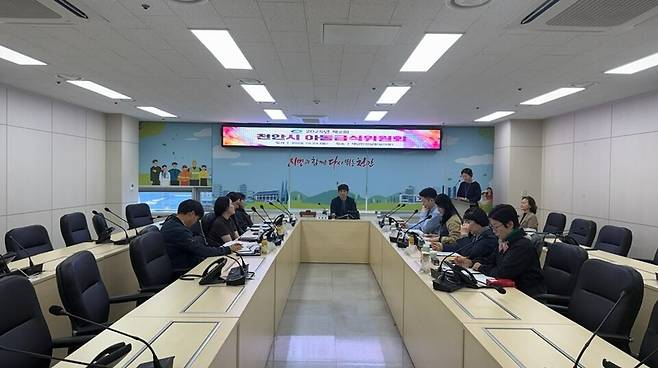 지난 10월24일 시청 재난안전상황실에서 '2025년 제2회 천안시 아동급식위원회' 회의를 진행하고 있다. ⓒ천안시 제공