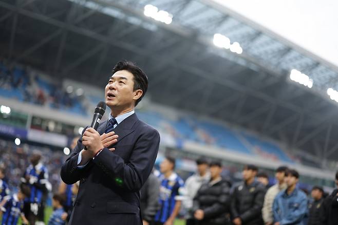 윤정환 인천 감독이 26일 인천축구전용경기장에서 열린 경남과 K리그2 36라운드 홈경기에서 3-0으로 이겨 K리그1 승격을 확정한 뒤 팬들에게 인사를 올리고 있다. 지난해 K리그1 올해의 감독상을 수상한 그는 예상과 달리 K리그2로 무대를 옮겨 새 도전에 나섰는데, 다행히 도전을 웃으며 마쳤다. 사진제공│한국프로축구연맹