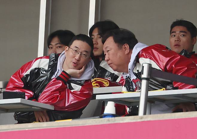 구광모 LG 회장(왼쪽)과 차명석 LG 단장이 26일 잠실구장에서 열린 ‘2025 신한 SOL 뱅크 KBO PS’ 한화 LG의 한국시리즈 1차전을 관람하고 있다. 잠실｜뉴시스