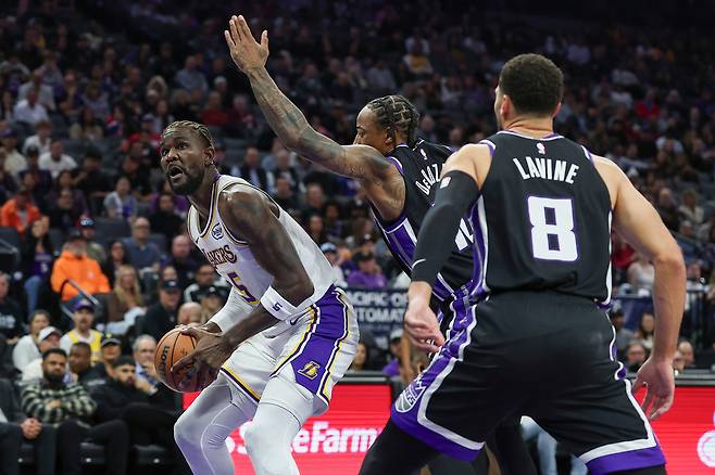 디안드레 에이튼이 27일 미국 캘리포니아주 새크라멘토의 골든 1 센터에서 열린 새크라멘토 킹스와 2025~2026 미국프로농구 정규리그 원정 경기에서 슛을 준비하고 있다.  새크라멘토 | AP연합뉴스