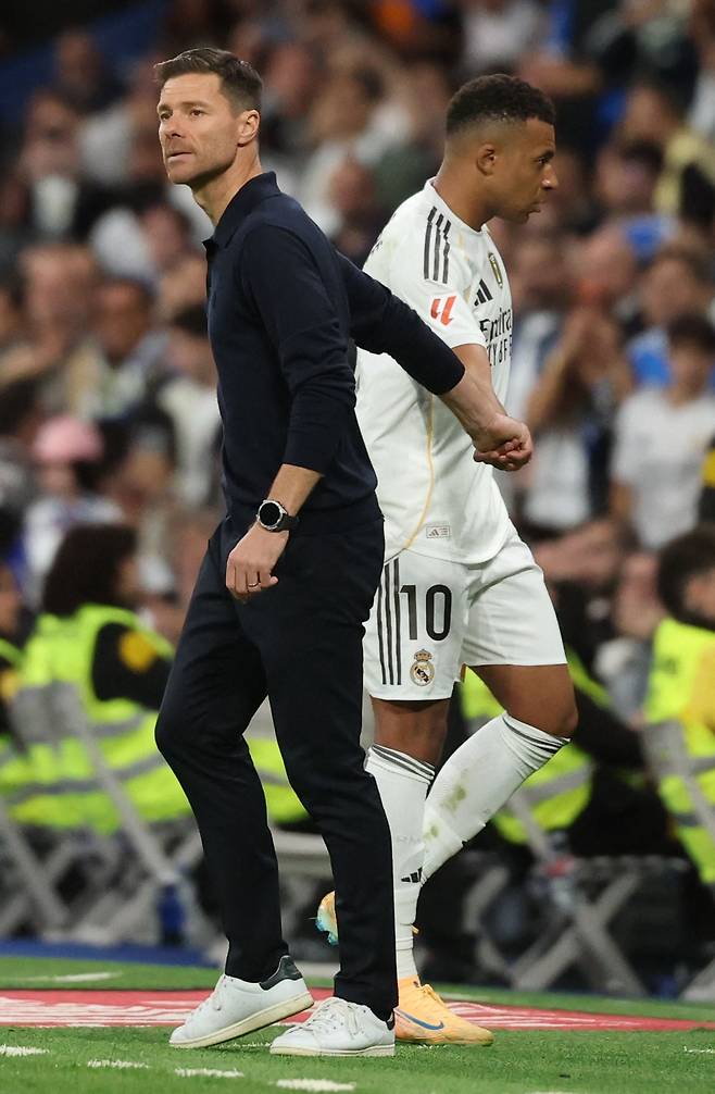 레알 마드리드 사비 알론소 감독이 27일 바르셀로나전에서 교체 아웃된 음바페의 손을 잡고 있다. AFP연합뉴스