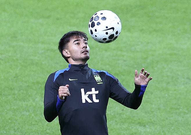 옌스 카스트로프가 지난 9일 서울월드컵경기장에서 진행된 축구대표팀 훈련에서 몸을 풀고 있다. 연합뉴스