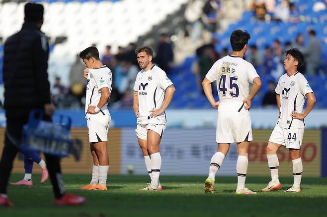 K리그1 대구FC 선수들이 26일 울산 HD와의 원정 경기에서 무승부를 거둔 뒤 아쉬워하고 있다. 프로축구연맹 제공