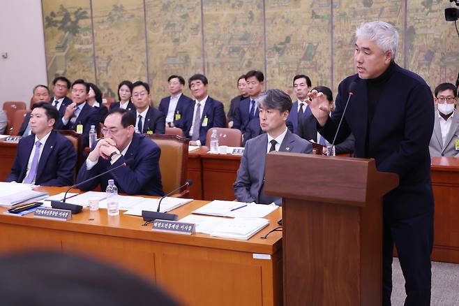 박세우 대한빙상경기연맹 전무이사가 27일 서울 여의도 국회에서 열린 문화체육관광위원회의 대한체육회 등에 대한 국정감사에서 피겨 지도자의 가혹행위 논란과 관련한 질의에 답하고 있다. 연합뉴스