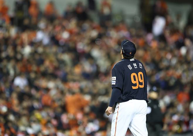 한화 류현진이 27일 잠실에서 열린 LG와 한국시리즈 2차전 2회에만 5실점 하고 이닝을 마친 뒤 더그아웃으로 향하고 있다. 연합뉴스