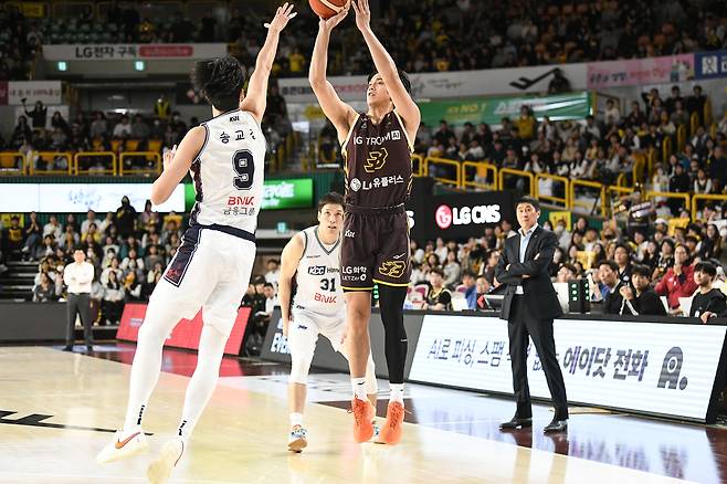 프로농구 창원 LG 타마요가 27일 부산 KCC와의 홈경기에서 송교창을 앞에 두고 3점을 쏘고 있다. KBL 제공