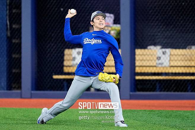 ▲ 월드시리즈 1,2차전에 팀 상황상 모두 등판하지 않은 사사키는 로저스센터의 마운드를 확인하기 위해 2차전이 끝난 뒤 직접 마운드에 올랐다