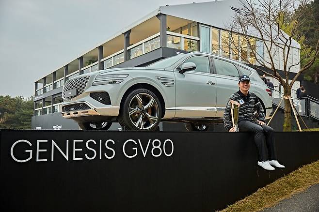 &nbsp;2025&nbsp;제네시스&nbsp;챔피언십&nbsp;우승자&nbsp;이정환&nbsp;선수와&nbsp;우승&nbsp;부상으로&nbsp;제공되는&nbsp;GV80&nbsp;ⓒ제네시스