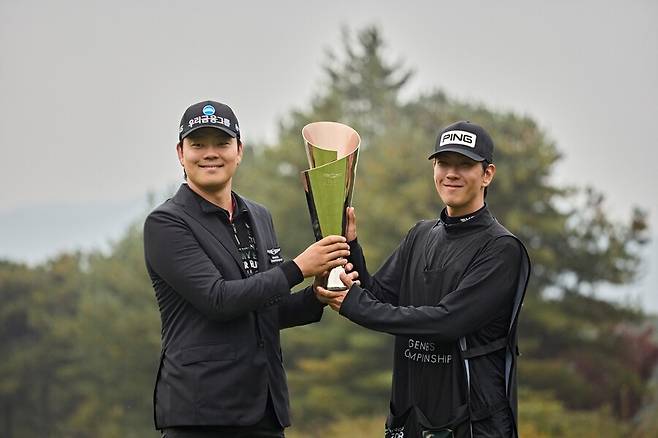 (왼쪽부터) 2025 제네시스 챔피언십 우승자 이정환 선수와 이정훈 캐디 ⓒ제네시스