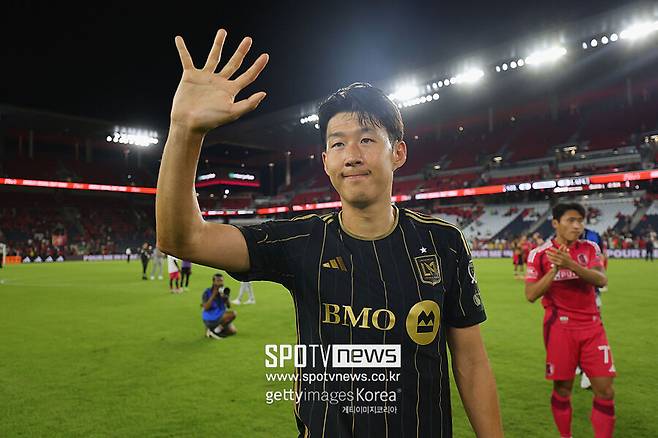 ▲ 손흥민이 다시 유럽 무대의 중심으로 돌아오길 기대하는 반응이 나왔다. 이번에는 잉글랜드가 아니다. 이탈리아의 전통 명가 AC밀란이다. 영국과 이탈리아 현지 매체들이 최근 일제히 "손흥민이 LAFC와 맺은 계약에 유럽 임대가 가능한 조항을 삽입했다"고 보도했다.