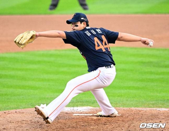 한화 김서현이 26일 서울 잠실야구장에서 열린 2025 KBO 포스트시즌 한국시리즈 1차전 8회말 2사에서 역투하고 있다.