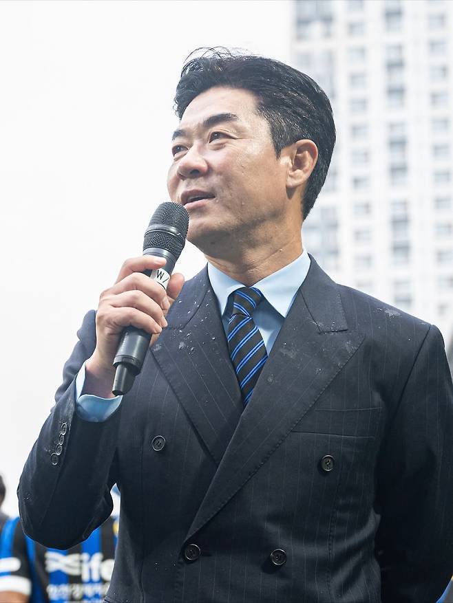 인천 유나이티드 윤정환 감독이 26일 인천축구전용경기장에서 열린 경남FC전 승리 후 인천 서포터스 앞에서 인사하고 있다. /사진=인천 유나이티드 제공