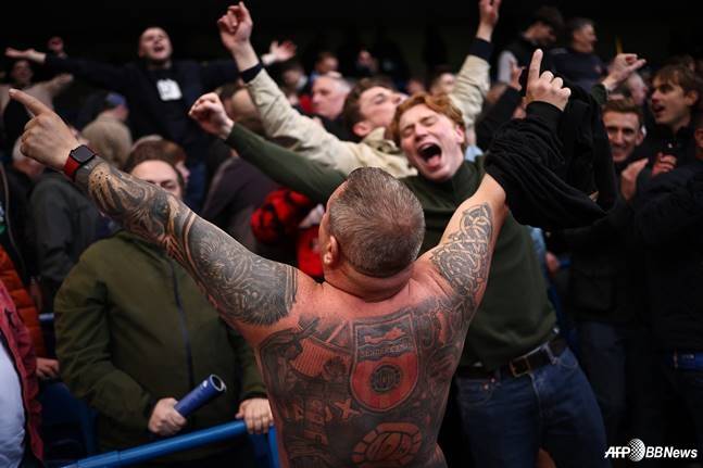 웃통을 벗고 응원을 펼치는 선덜랜드 원정팬. /AFPBBNews=뉴스1