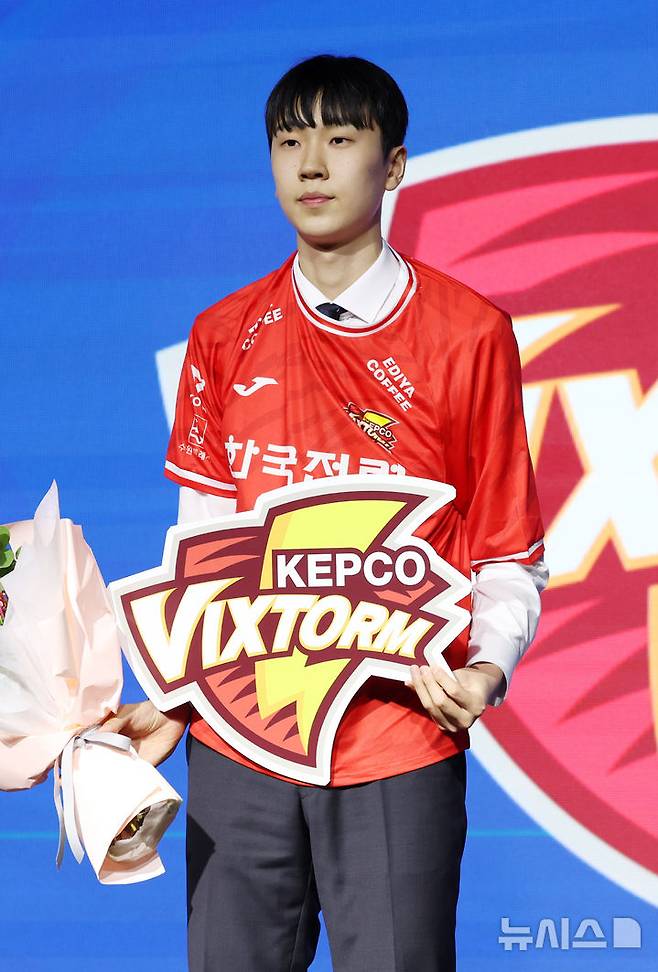 방강호(제천산업고)가 7일 서울 강서구 메이필드 호텔에서 열린 2025-2026 한국배구연맹(KOVO) 남자 신인선수 드래프트에서 1라운드 1순위로 한국전력에 지명을 받은 뒤 기념촬영을 하고 있다. /사진=뉴시스