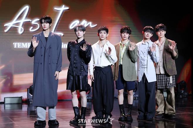 그룹 템페스트가 27일 서울 강남구 일지아트홀에서 진행된 일곱 번째 미니앨범 'As I am' 발매 기념 쇼케이스에서 포즈를 취하고 있다. /2025.10.27 /사진=김휘선 hwijpg@