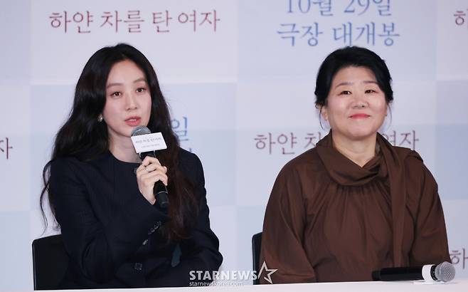 배우 정려원, 이정은이 27일 오후 서울 CGV용산아이파크몰에서 진행된 영화 '하얀 차를 탄 여자'(감독 고혜진) 언론배급시사회 및 기자간담회에 참석해 질문에 답하고 있다.  의문의 사고를 당한 언니와 함께 병원에 나타난 위태로운 여자(정려원 분)와 이들 뒤에 숨겨진 진실을 파헤치려는 형사(이정은 분)의 이야기를 그린 미스터리 심리 스릴러 '하얀 차를 탄 여자'는 오는 29일 개봉한다. /2025.10.27 /사진=이동훈 photoguy@