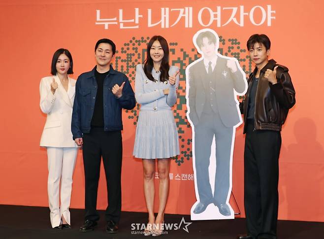 황우슬혜, 박진우 PD, 한혜진, 장우영이 27일 오전 서울 여의도 KBS에서 진행된 2TV 예능 '누난 내게 여자야' 제작발표회에 참석해 포즈를 취하고 있다.  나이 차이라는 현실의 벽을 넘어 사랑 앞에 과감하고 솔직한 연상연하 남녀들의 도발적이고 진솔한 연애세포 재생 리얼리티 '누난 내게 여자야'는 오늘(27일) 첫 방송된다. /2025.10.27 /사진=이동훈 photoguy@