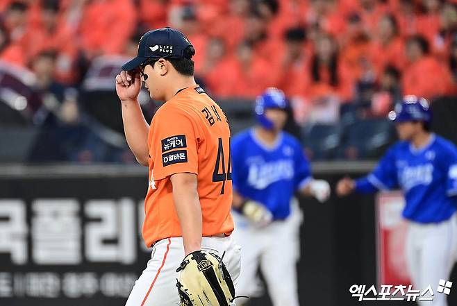 18일 오후 대전한화생명볼파크에서 열린 '2025 신한 SOL Bank KBO 포스트시즌' 삼성 라이온즈와 한화 이글스의 플레이오프 1차전 경기, 9회초 한화 마무리 투수 김서현이 삼성 김태훈에게 안타를 허용한 뒤 아쉬워하고 있다. 엑스포츠뉴스DB