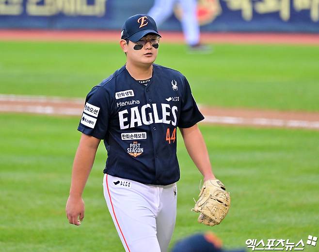 26일 오후 서울 송파구 잠실야구장에서 열린 '2025 신한 SOL Bank KBO 한국시리즈' 한화 이글스와 LG 트윈스의 1차전 경기, 8회말 2사 한화 김서현이 LG 오스틴을 헛스윙 삼진으로 처리한 후 더그아웃으로 향하고 있다. 잠실, 김한준 기자