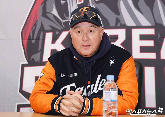 27일 오후 서울 송파구 잠실야구장에서 열리는 '2025 신한 SOL Bank KBO 한국시리즈' 한화 이글스와 LG 트윈스의 2차전 경기에 앞서 한화 김경문 감독이 취재진과 인터뷰를 나누고 있다. 잠실, 박지영 기자